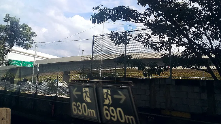 少年球员在标志物间做控球练习的实拍(先建立触球质量再谈速度)